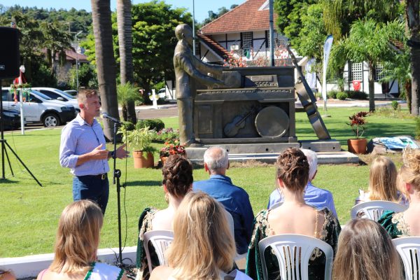 Westfália inaugura monumento em homenagem a Henrique Uebel