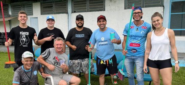 Torcedores fazem mutirão de limpeza na Arena Alviazul