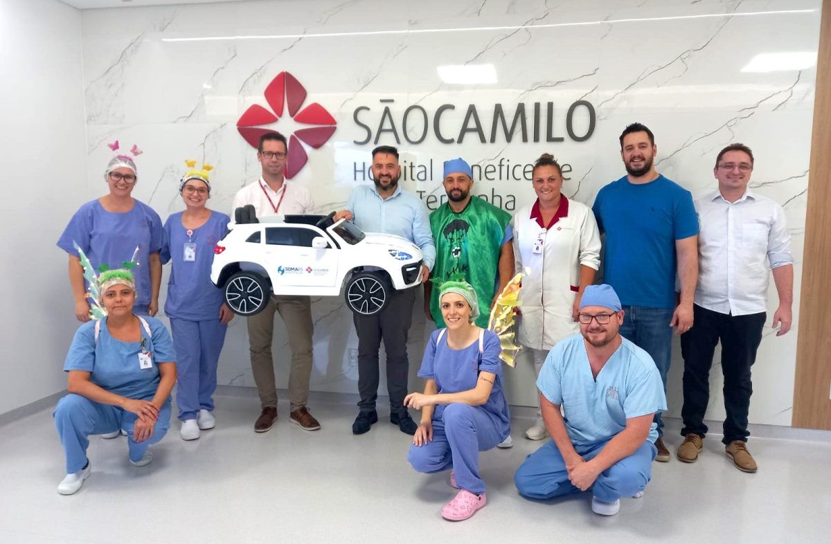 Hospital de Encantado recebe doação de carros elétricos com controle remoto