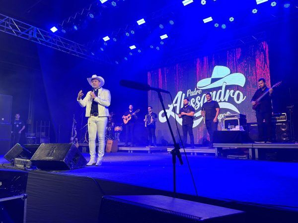 Cerca de 2,5 mil pessoas prestigiam show do Padre Alessandro Campos, em Estrela