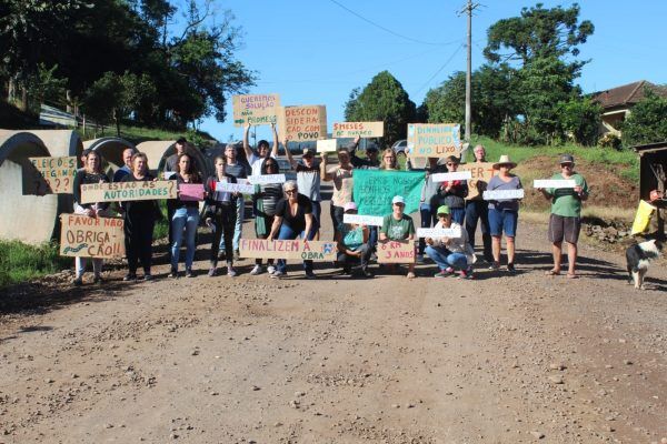 Moradores protestam contra atraso nas obras VRS-811