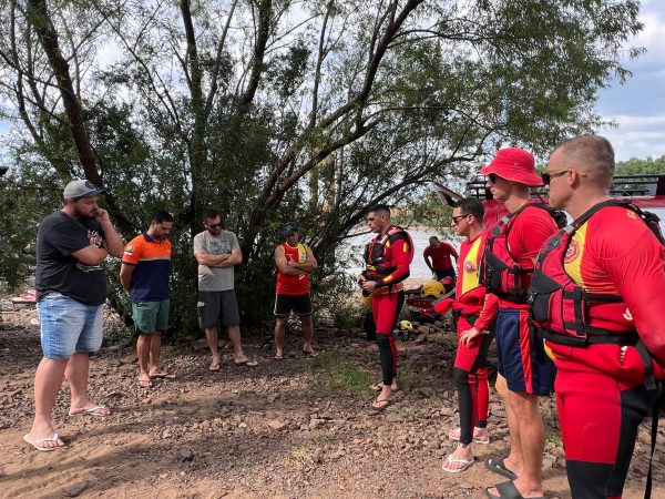 Voluntários participam de instrução de salvamento aquático na Barragem Eclusa