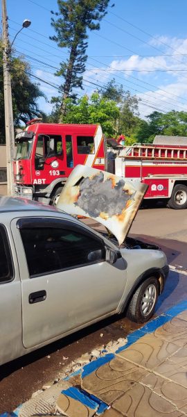 Bombeiros controlam incêndio em carro