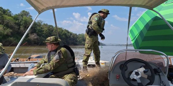 Batalhão Ambiental recolhe redes de pesca irregulares no Rio Taquari
