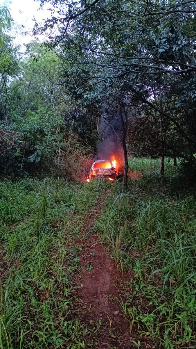 Carro abandonado é encontrado incendiado em Cruzeiro do Sul