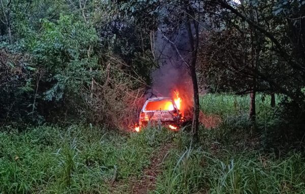 Carro abandonado é encontrado incendiado em Cruzeiro do Sul