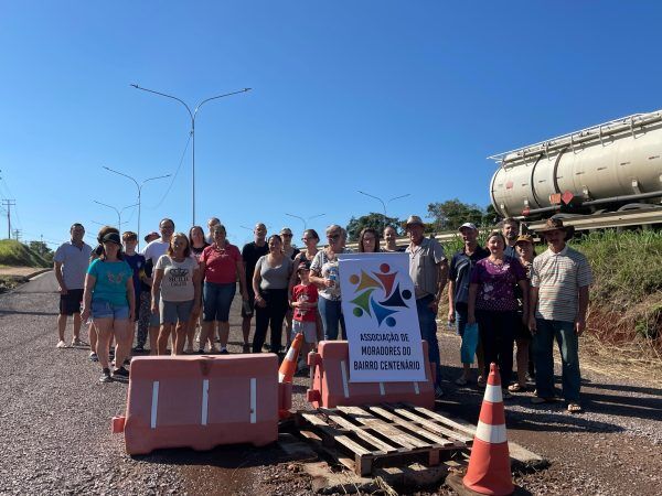 Moradores se manifestam contra acessos fechados no Centenário