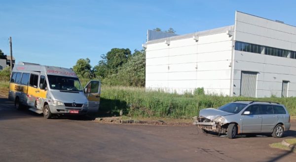 Van escolar e carro colidem no bairro São Bento, em Lajeado