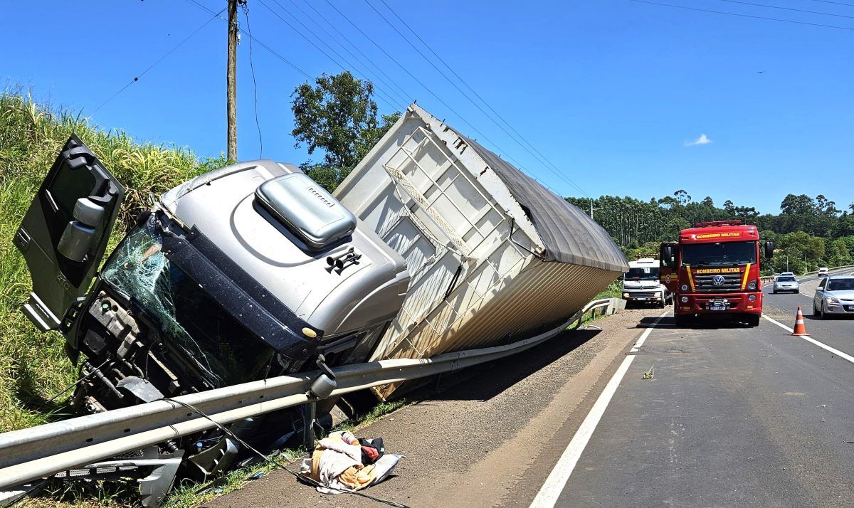 Motorista de carreta fica preso às ferragens na BR-386, em Fazenda Vilanova