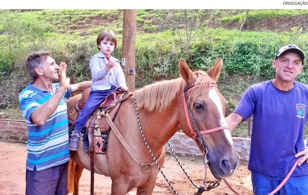 Imigrante oferece equoterapia para tratamento ao autismo