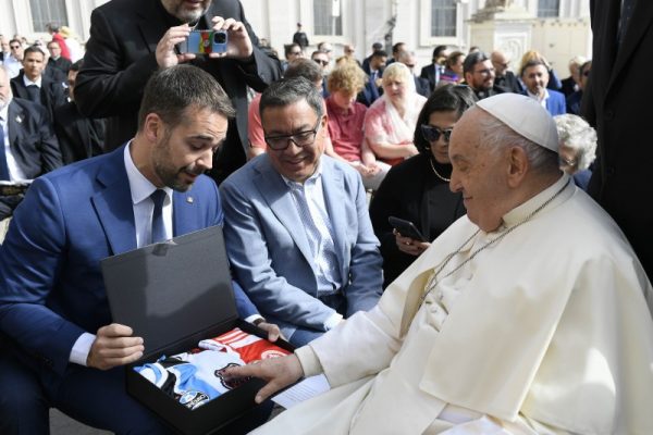 Leite convida Papa a visitar o RS em 2026