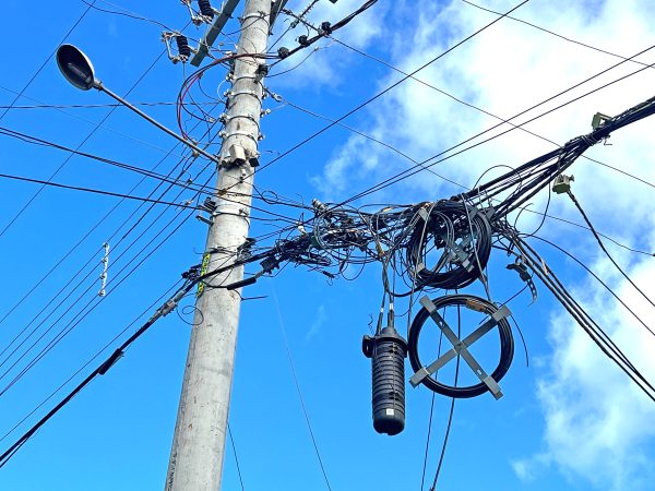 Excesso de fios em postes segue sem solução em Lajeado