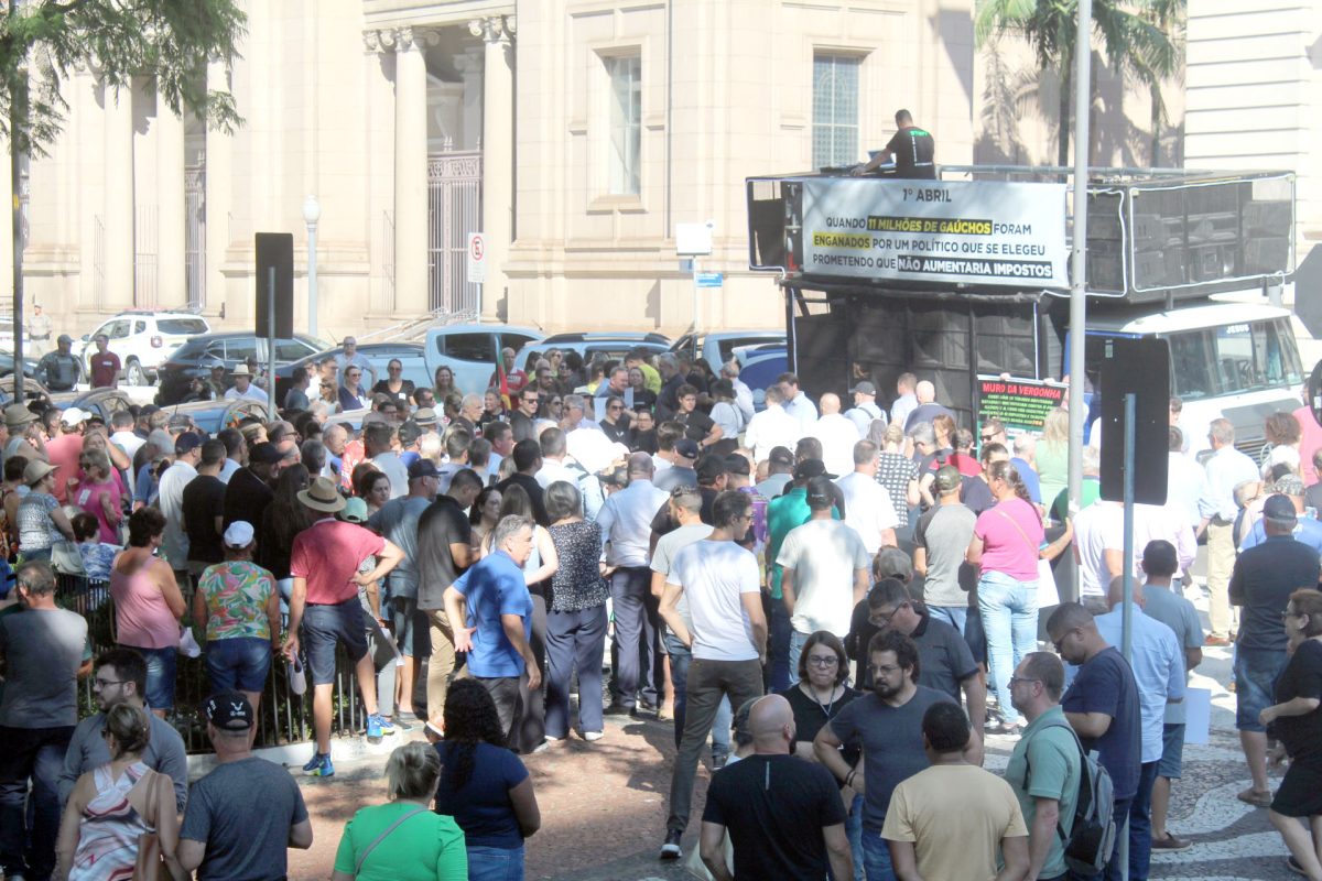 Protesto contra alta de impostos reúne 500 pessoas na capital