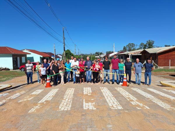 Arroio do Meio entrega pavimentação de rua em loteamento popular