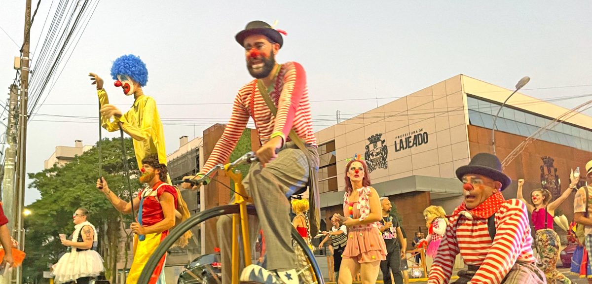 Cortejo pelas ruas de Lajeado dá início ao 9º Sesc Circo