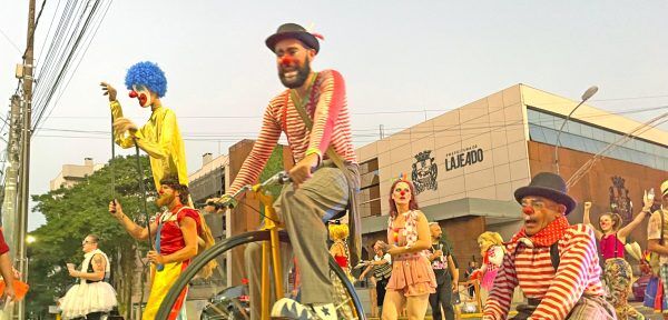 Cortejo pelas ruas de Lajeado dá início ao 9º Sesc Circo