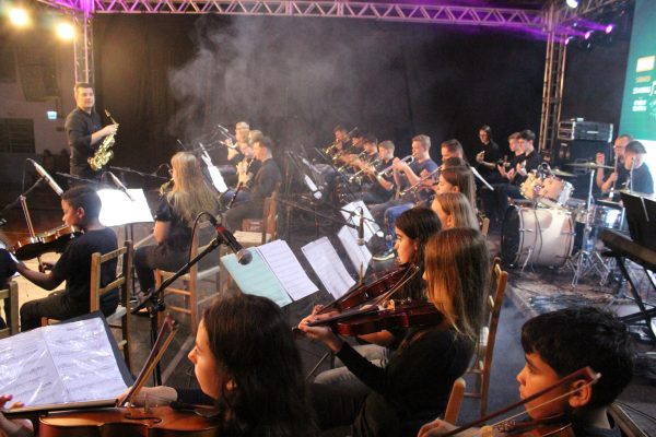 Orquestra Henrique Uebel prepara espetáculo sertanejo nesta sexta