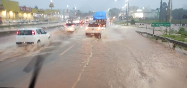 Chuva intensa provoca transtornos e alerta para risco de enchente