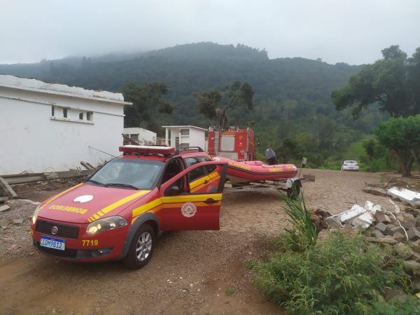 Com mergulhadores, seguem buscas por pescador no Rio Taquari