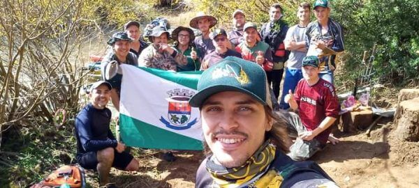 Grupo de pescadores faz ação de limpeza nas margens do Rio Taquari