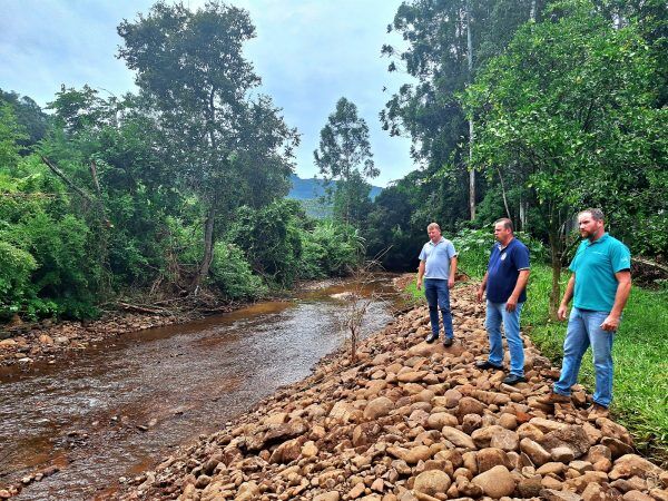 Desassoreamento facilita a vazão e previne alagamentos em Marques de Souza