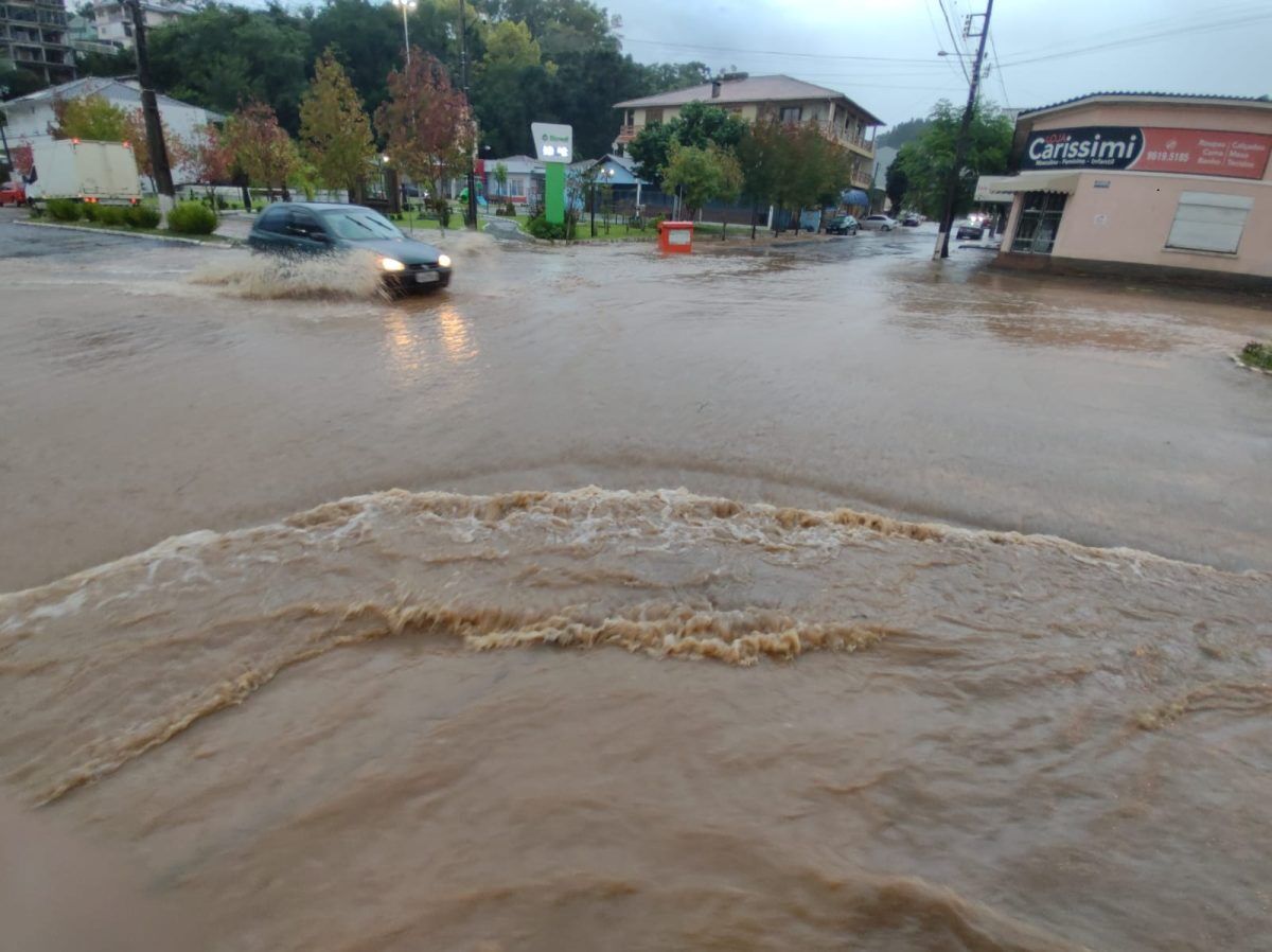 Temporal cancela aulas no Vale