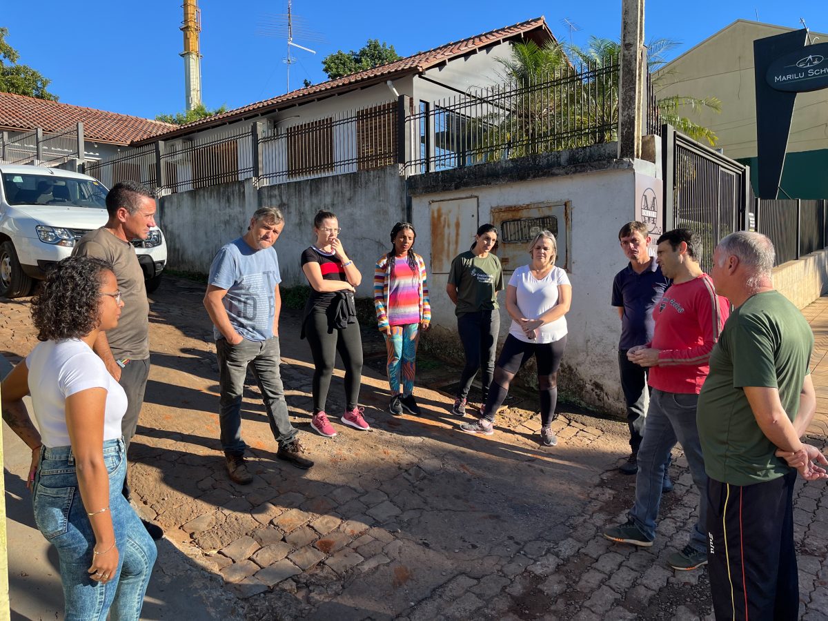 Voluntários fazem mutirão de limpeza no bairro Canabarro