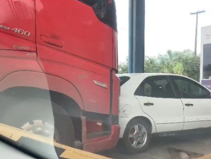 Carreta colide em carro no pedágio de Cruzeiro do Sul