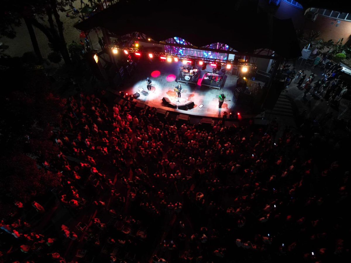 Shows reuniram mais de cinco mil pessoas na Praça da Bandeira