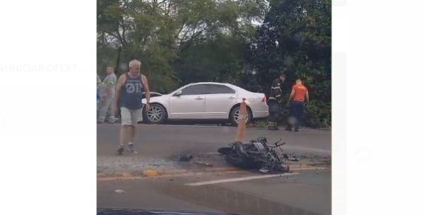 Motocicleta incendeia após colisão no bairro Floresta