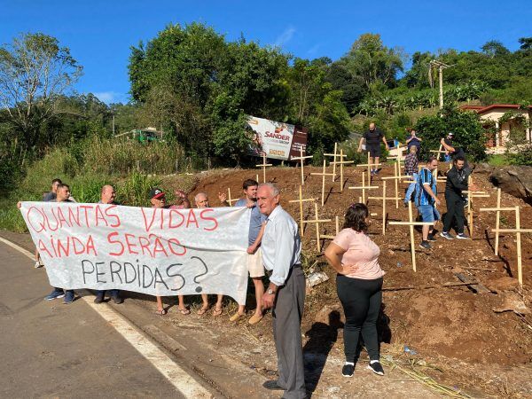 Manifestantes cobram soluções para a “Curva da Morte”