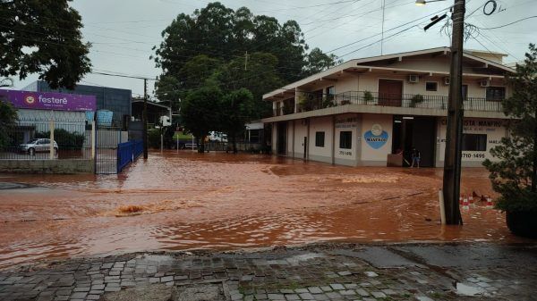 Chuva passa dos 100 milímetros e provoca transtornos na região