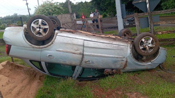 Carro escorrega em óleo na pista e capota no interior de Arroio do Meio