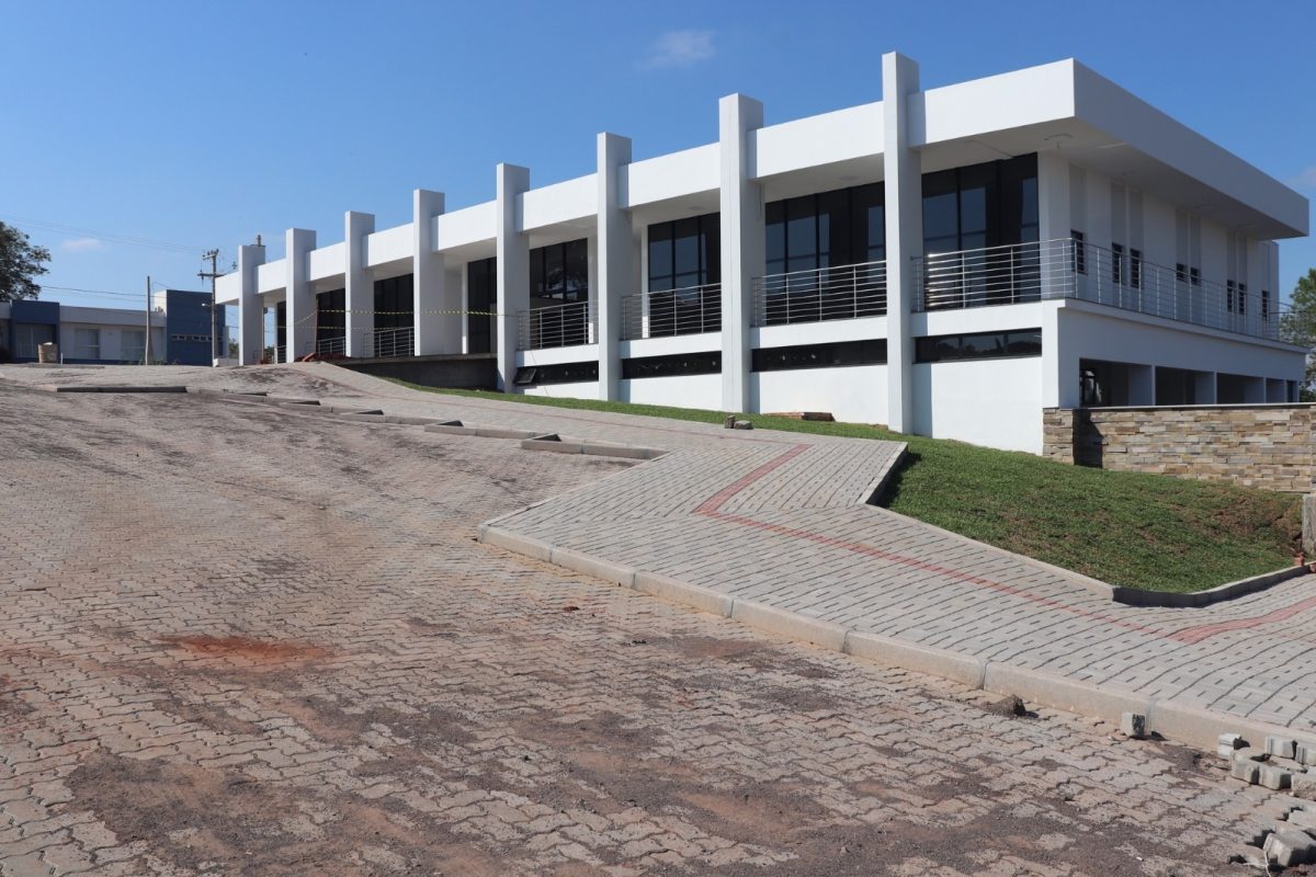 Novo Centro administrativo de Mato Leitão recebe primeiros móveis