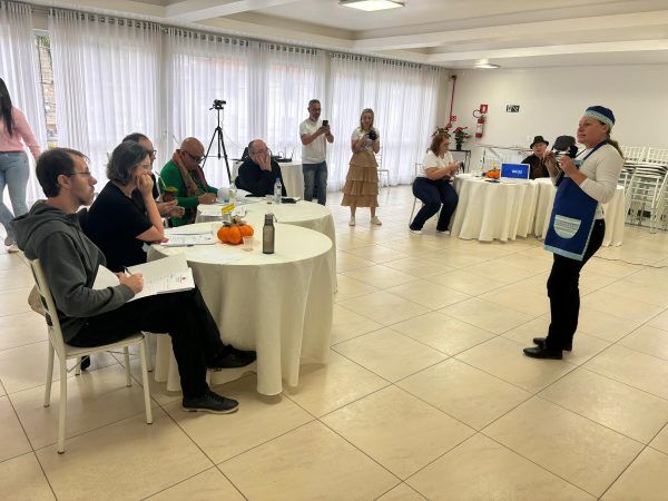 Participantes do Festival da Mentira se apresentam