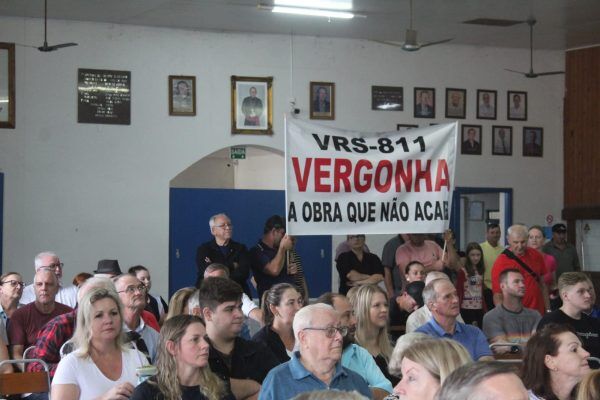 Moradores protestam e pedem a conclusão da VRS-811 entre em Arroio do Meio e Travesseiro