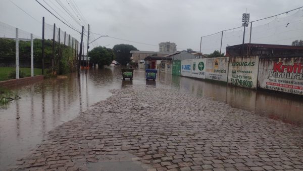 Chuva torrencial alaga ruas de Venâncio Aires