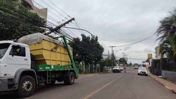 Caminhão colide em poste e Av. Benjamin Constant é bloqueada