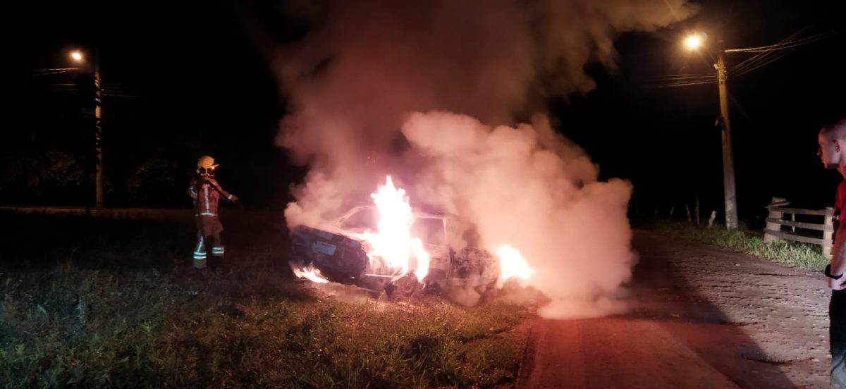 Incêndio destrói carro no bairro Medianeira, em Arroio do Meio
