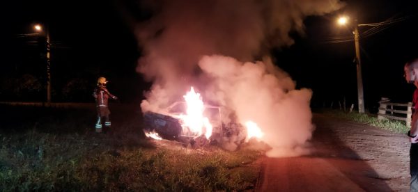 Incêndio destrói carro no bairro Medianeira, em Arroio do Meio