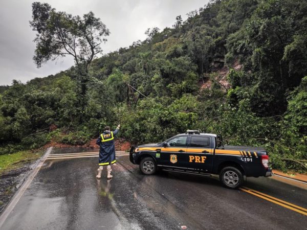 Mais de 100 motoristas permanecem ilhados em Pouso Novo