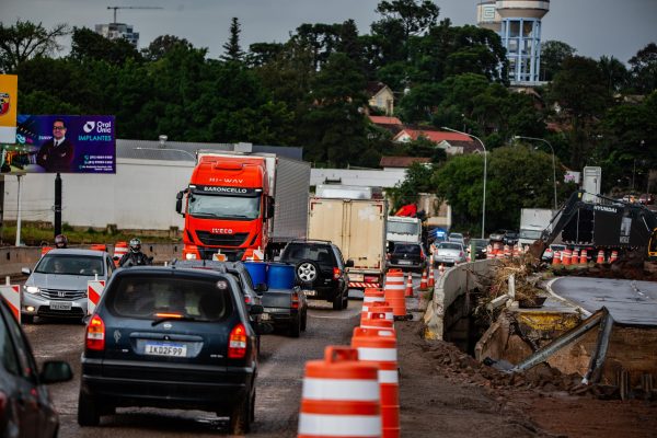 Obras de manutenção exigem bloqueio do tráfego na ponte do rio Taquari