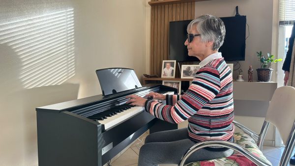 Após reportagem, comunidade presenteia Luzia com piano digital