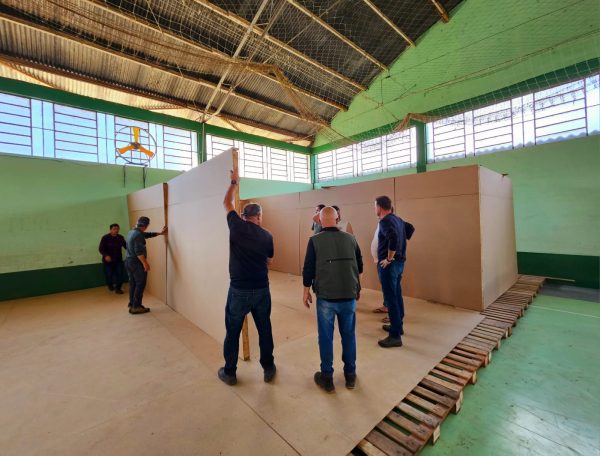 Empresa de Passo Fundo instala divisórias em abrigo da Comunidade de Palmas