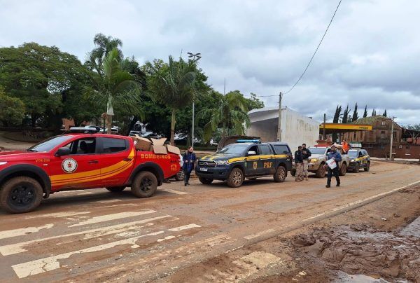 PRF, Corpo de Bombeiros e Defesa Civil distribuem doações no Vale