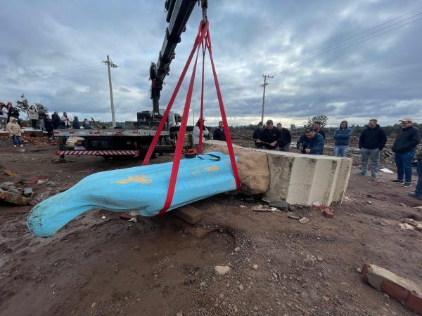 Imagem de Nossa Senhora de Fátima é retirada dos destroços