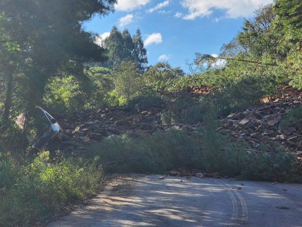 Desmoronamento atinge carro e fecha acesso a Putinga