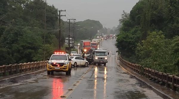 Acidente deixa seis feridos na ponte sobre o Arroio Saraquá, na ERS-130 