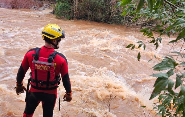 Seguem buscas a caminhoneiro que caiu no Arroio Estrela