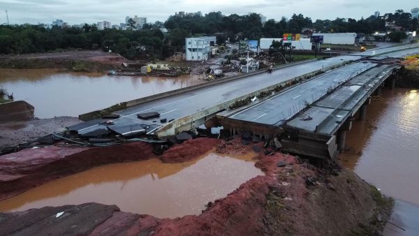 Água baixa e revela cabeceira da ponte seca destruída, em Lajeado